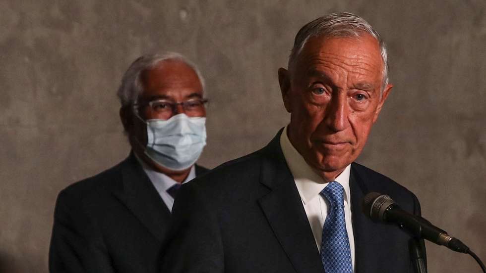 O Presidente da República, Marcelo Rebelo de Sousa (C), acompanhado pelo primeiro-ministro, António Costa (E), fala aos jornalistas no final da reunião sobre a situação epidemiológica em Portugal  na sede do Infarmed, em Lisboa, 19 de novembro de 2021. Portugal encontra-se na quinta fase da pandemia de covid-19 e apresenta uma incidência de infeções de 203 casos por 100 mil habitantes, sendo mais elevada na população jovem, adiantou hoje a Direção-Geral da Saúde (DGS). MANUEL DE ALMEIDA/LUSA