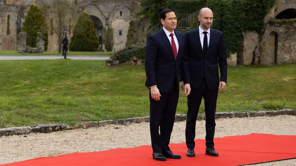 epa12853611 A handout photo made available by the French Government of French Foreign Affairs Minister Jean-Noel Barrot (R)  with US Secretary of State Marco Rubio (L) at the G7 Foreign Ministers' Meeting at Cernay-la-Ville near Paris, France 27 March 2026.  EPA/Philemon HENRY HANDOUT HANDOUT EDITORIAL USE ONLY/NO SALES