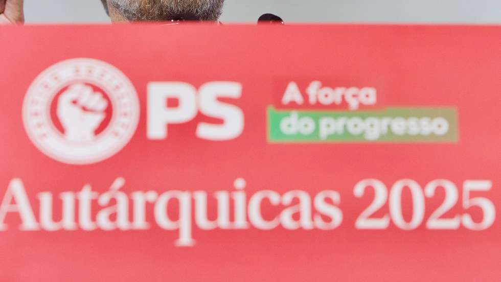 O secretário-geral do Partido Socialista (PS), Pedro Nuno Santos, intervém na apresentação do candidato do PS à Câmara Municipal de Tondela, Miguel Torres (ausente da fotografia), às próximas eleições autárquicas, em Tondela, 24 de janeiro de 2025. MIGUEL PEREIRA DA SILVA/LUSA