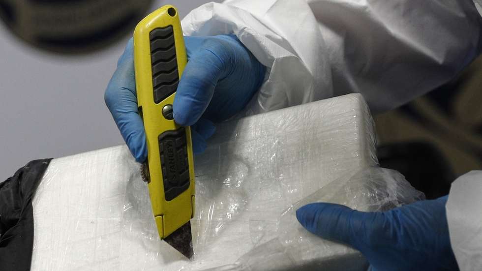 Um agente da Polícia Judiciária (PJ) na apresentação da apreensão de cocaína suficiente para 1,7 milhões de doses, durante a realização da operação “White-wing”, em Lisboa, 12 de outubro de 2020. A  Polícia Judiciária deteve cinco homens por suspeitas de integrarem uma organização criminosa transnacional dedicada ao tráfico de droga que recorria a voos privados e apreendeu . Foi igualmente apreendida “uma aeronave, um jato bimotor, que foi utilizada no transporte da droga a partir da América Latina. ANTÓNIO COTRIM/LUSA