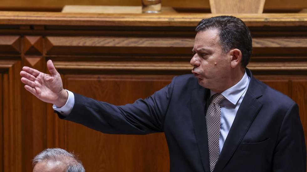 O primeiro-ministro, Luis Montenegro, usa da palavra no debate parlamentar na Assembleia da República em Lisboa, 4 de março de 2026. TIAGO PETINGA/LUSA