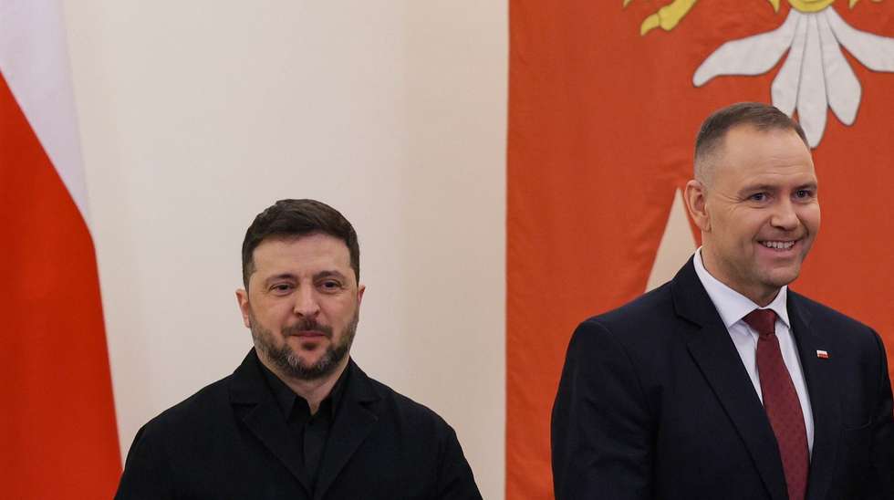 epa12602985 Polish President Karol Nawrocki (C) and Ukrainian President Volodymyr Zelensky (L) after a joint press conference at the Presidential Palace in Warsaw, Poland, 19 December 2025.  EPA/PAWEL SUPERNAK POLAND OUT