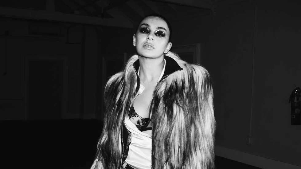 Depois de "BRAT", disco fenómeno do verão de 2024, a inglesa lançou há poucos dias o álbum "Music, Fashion, Film"