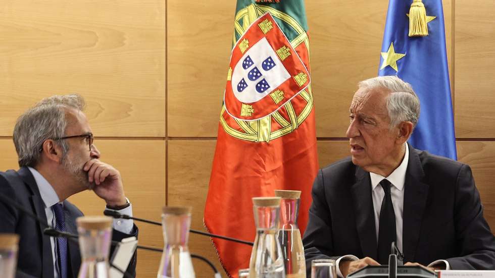 O Presidente da República, Marcelo Rebelo de Sousa (C) acompanhado pelo primeiro-ministro Luis Montenegro (D) e pelo ministro dos Negocios Estrangeiros Paulo Rangel durante o Conselho de Ministros extraordinário para analisar  toda a situação relativa aos incêndios e às suas consequências, na residência oficial do primeiro-ministro, em São Bento, 17 de setembro de 2024.  TIAGO PETINGA/LUSA