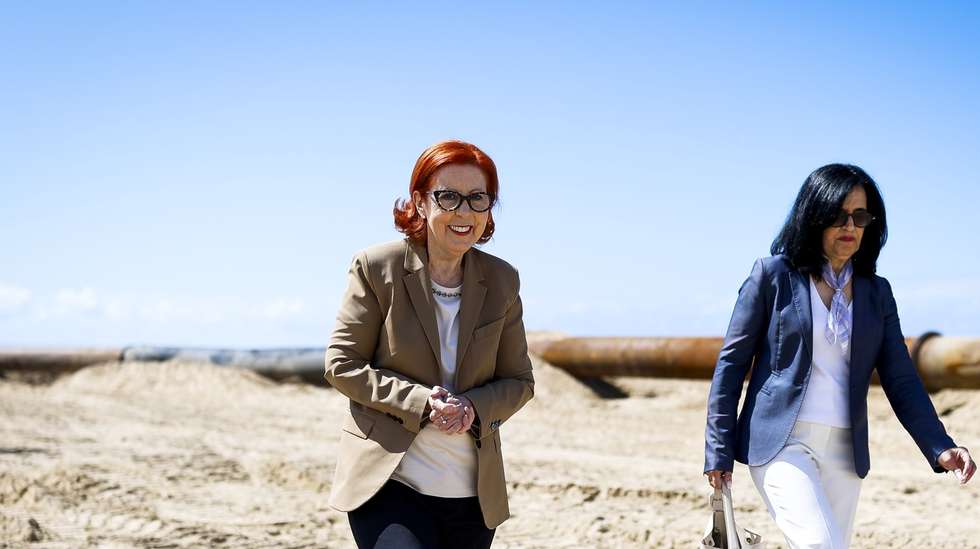 A ministra do Ambiente e Energia, Maria da Graça Carvalho (E), durante a visita às obras de alimentação artificial das praias da Costa da Caparica, em Almada, 13 de maio de 2026. FILIPE AMORIM/LUSA