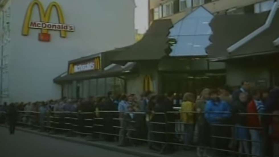 A 31 de janeiro de 1990, uma fila — estima-se que por ela tenham passado mais de 38 mil pessoas — dava a volta a múltiplos quarteirões perto da Praça Pushkin, no centro de Moscovo, para provar os famosos Big Mac