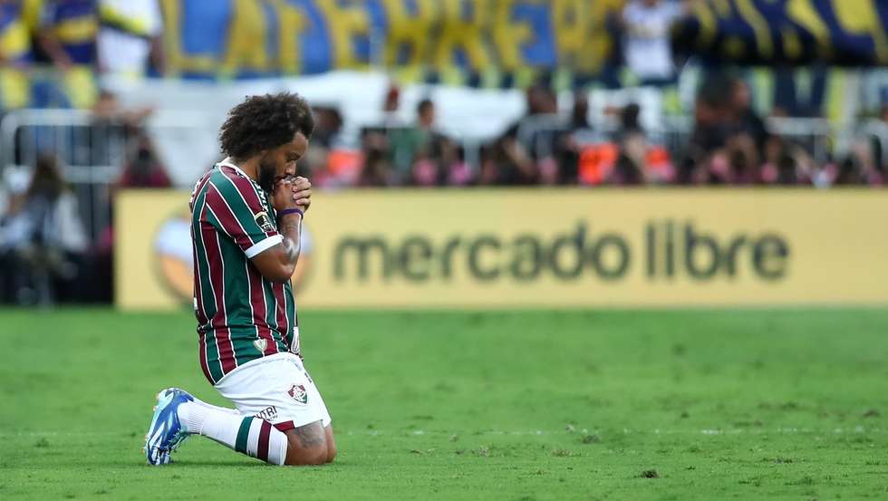 Enquanto todos os jogadores do Fluminense celebravam o 1-0 com Cano, Marcelo ajoelhou-se sozinho. Quando Kennedy marcou o golo decisivo, lateral chorou de emoção no banco