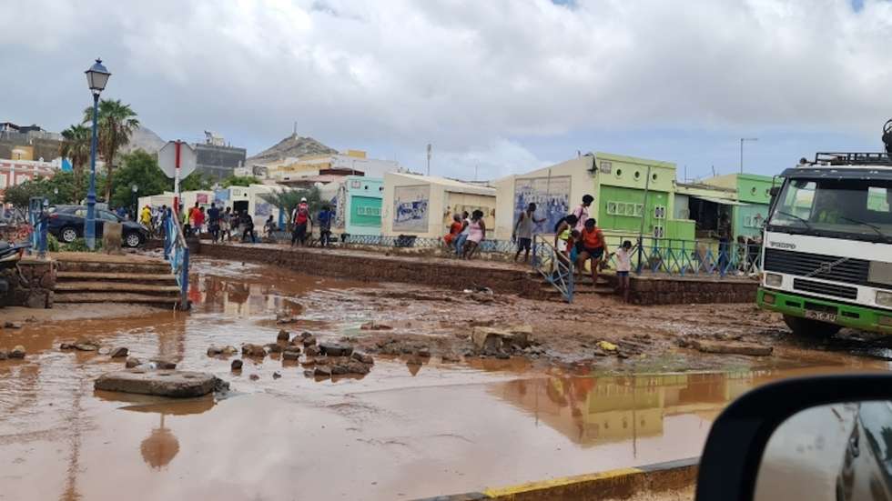 Destruição deixada pela tempestade que atingiu a Ilha de São Vicente na madrugada de segunda-feira