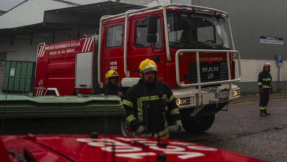 Bombeiros combatem incêndio em fábrica de plástico Compogal Indústria de Polímeros, SA, na zona urbana de Leiria, 02 de novembro de 2023. PAULO CUNHA/LUSA