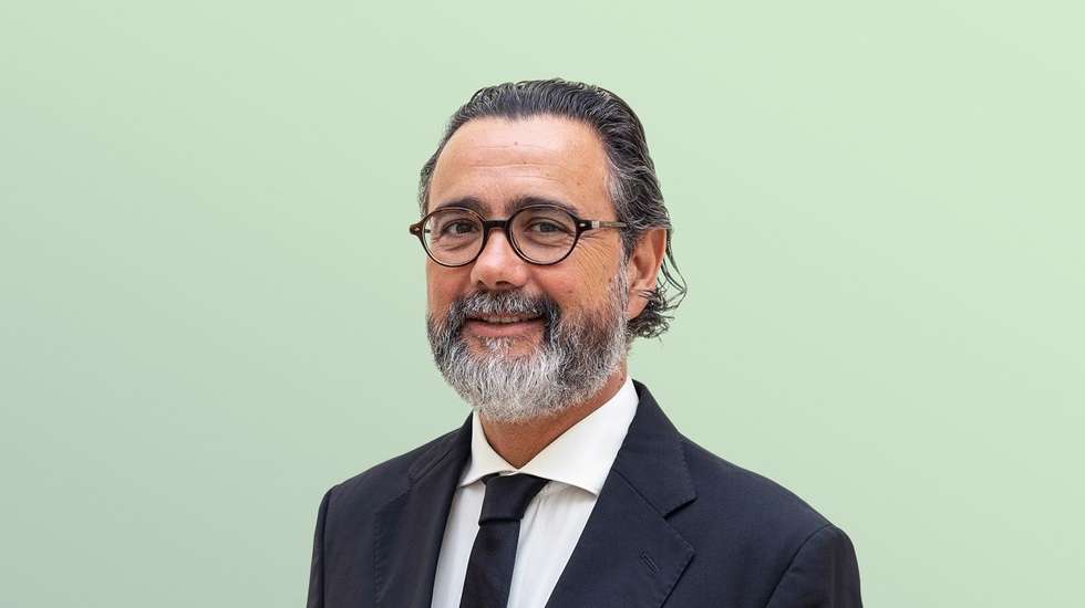 Paulo Alves, de 56 anos, nasceu em Felgueiras (distrito do Porto), onde foi deputado na Assembleia Municipal entre 2005 e 2009