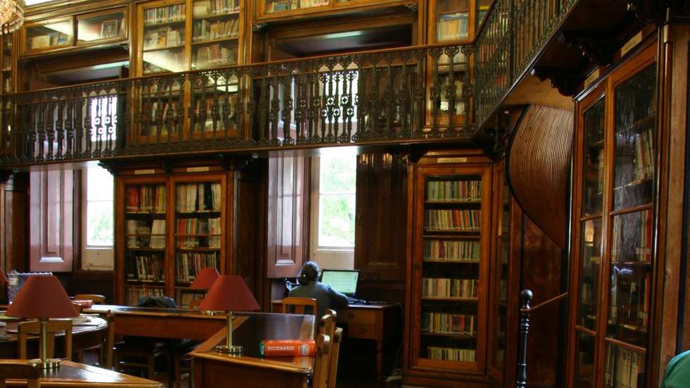 Biblioteca Municipal de São Lázaro é conhecida pela beleza dos interiores do século XIX