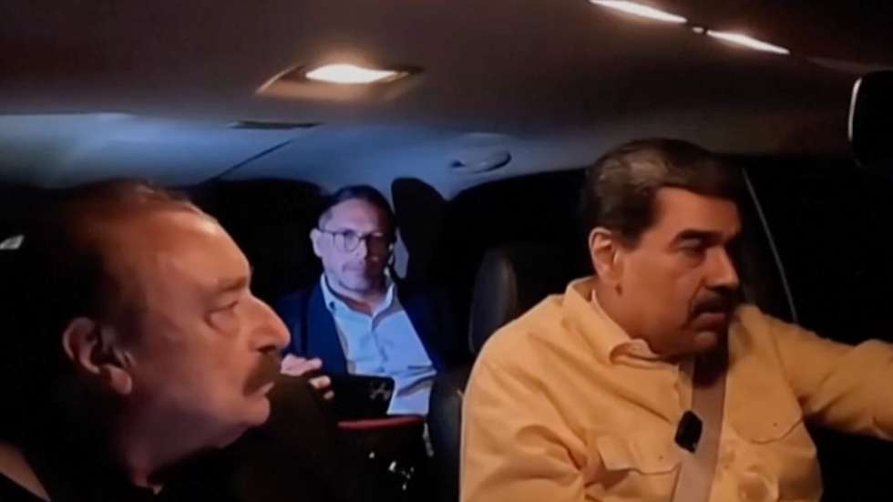 Líder venezuelano conduziu um carro enquanto era entrevistado pelo jornalista espanhol Ignácio Romanet