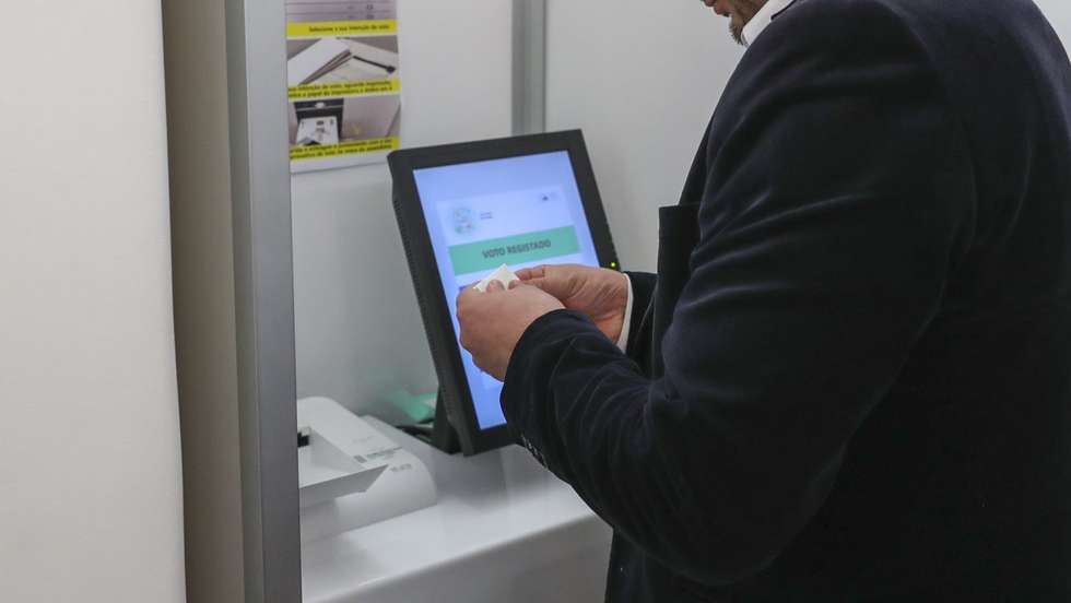 Para as eleições antecipadas de 18 de maio estão inscritos pelo círculo da Europa 947.984 eleitores