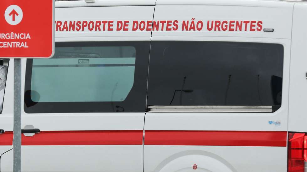 Uma ambulância chega ao Hospital Santa Maria em Lisboa, 24 de janeiro de 2021. Portugal registou hoje 275 mortes relacionadas com a covid-19, o maior número de óbitos em 24 horas desde o início da pandemia, e 11.721 novos casos de infeção com o novo coronavírus, segundo a Direção-Geral da Saúde (DGS). MIGUEL A. LOPES/LUSA