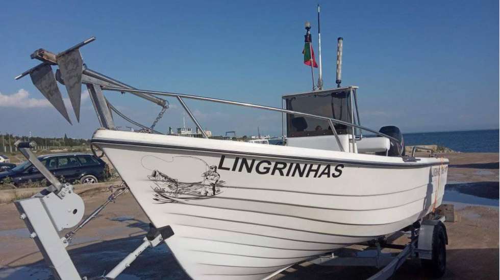 Barco naufragou este domingo, cerca das 7h, mas alerta só foi dado três horas depois, após outra embarcação ter resgatado timoneiro