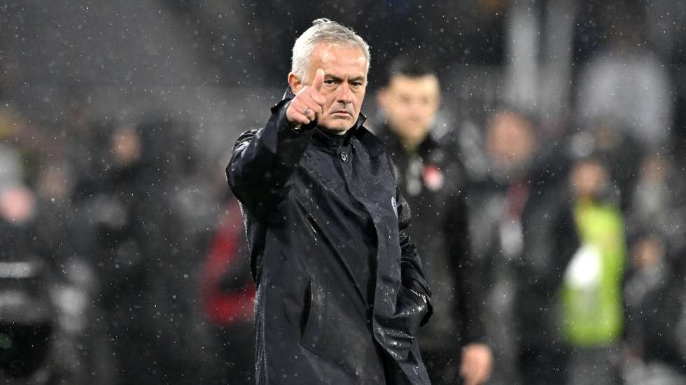 José Mourinho foi suspenso por três jogos após puxão de nariz a Okan Buruk mas conseguiu estar no banco frente ao Trabzonspor após colocar recurso da decisão