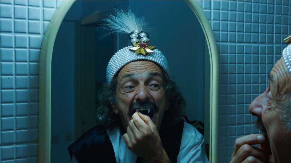 Há vampiros de todo o tipo no delirante e caótico "Drácula", do romeno Radu Jude