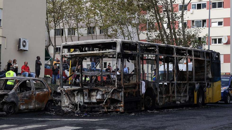 Um autocarro e três automoveis arderam no Bairro da Cidade Nova, em Santo António dos Cavaleiros, Loures, durante a terceira noite de protestos, 24 de outubro de 2024, após Odair Moniz, 43 anos, cidadão cabo-verdiano, e morador no Bairro do Zambujal, na Amadora, ser baleado por um agente da PSP na madrugada de segunda-feira, no Bairro da Cova da Moura, tendo morrido pouco depois, no Hospital São Francisco Xavier, em Lisboa. MIGUEL A. LOPES/LUSA