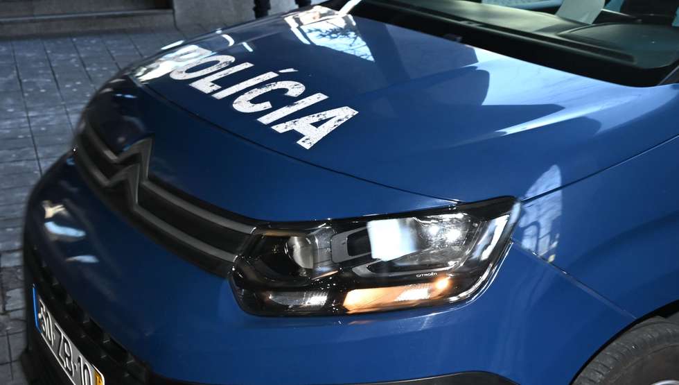 Chegada ao Tribunal de Instrução Criminal (TIC) de veículos celulares da Polícia com alguns de detidos da operação "Pretoriano", no Porto, 02 de fevereiro de 2024. Na passada na quarta-feira, a PSP deteve hoje 12 pessoas, incluindo o líder dos Super Dragões, Fernando Madureira, a sua mulher, Sandra Madureira, vice-presidente da claque, e o oficial de ligação aos adeptos do FC Porto, Fernando Saul, no âmbito de um processo que investiga os incidentes ocorridos durante essa AG. FERNANDO VELUDO/LUSA