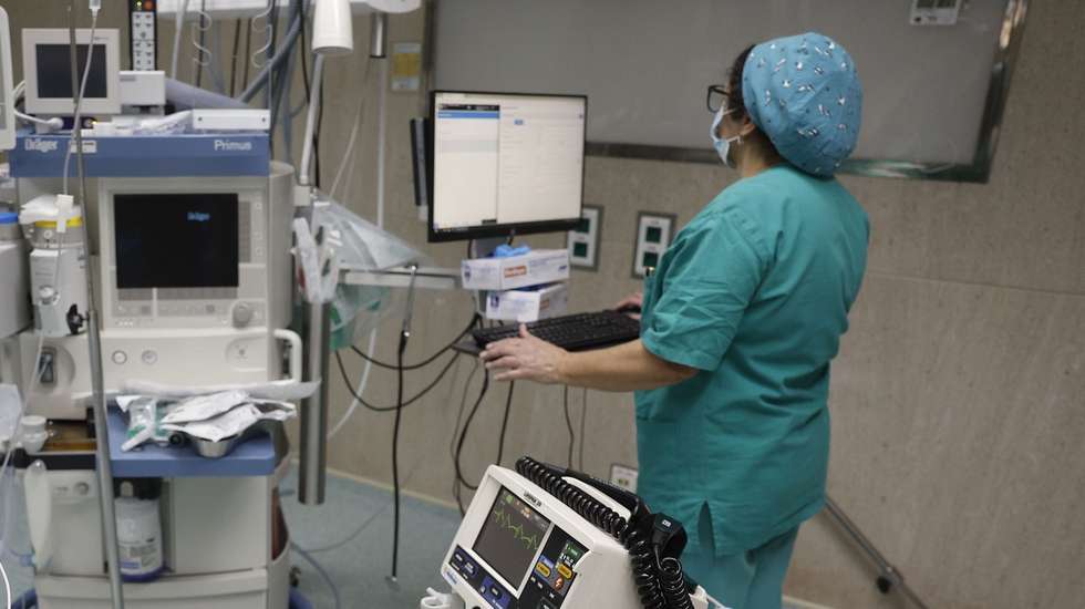 Um elemento da equipa médica examina os dados clínicos de um paciente durante uma intervenção cirúrgica inovadora do Hospital de Abrantes, Centro Hospitalar Médio Tejo (CHMT), que consiste na colocação de um pacemaker de tecnologia avançada a um doente hemodialisado e que não poderia receber os tradicionais pacemakers, em Abrantes, 28 de dezembro de 2023. (ACOMPANHA TEXTO DA LUSA DO DIA 30 DE DEZEMBRO DE 2023). ANTÓNIO PEDRO SANTOS/LUSA
