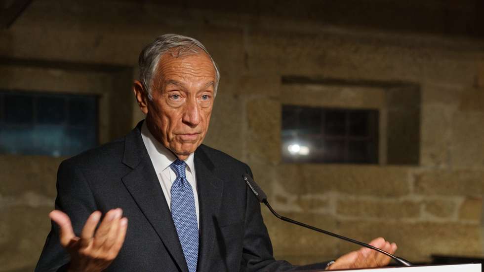 O Presidente da República, Marcelo Rebelo de Sousa, discursa na entrega do Prémio D. Diniz a Jorge Silva Melo, vencedor em 2020 com o seu livro ‘A Mesa está Posta’, editado por Edições Cotovia, e a José Viale Moutinho, premiado em 2021 pela sua obra ‘Cimentos da Noite’, editada por Edições Afrontamento, em Vila Real, 31 de outubro de 2021. PEDRO SARMENTO COSTA/LUSA