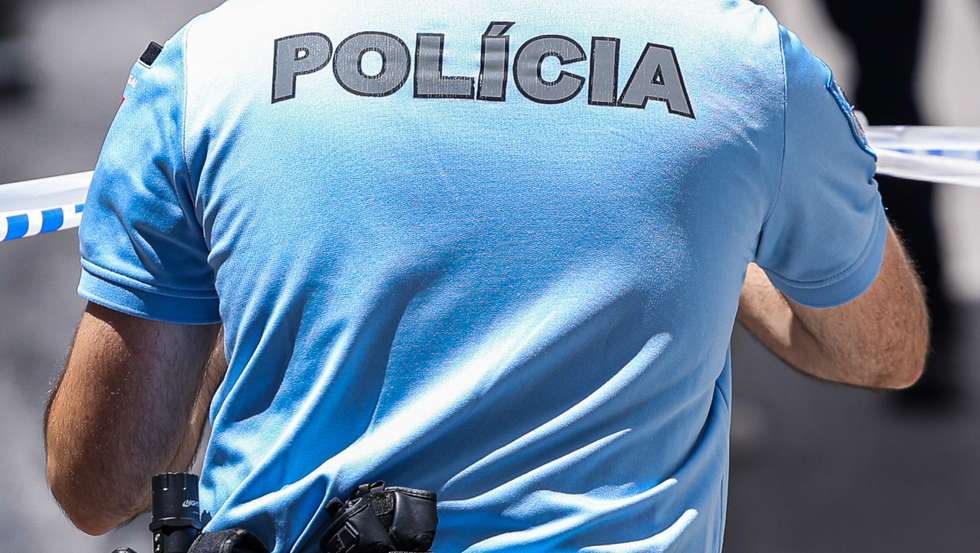 O detido já foi presente a primeiro interrogatório judicial, tendo-lhe sido aplicada a medida de coação de obrigação de permanência na habitação com vigilância eletrónica