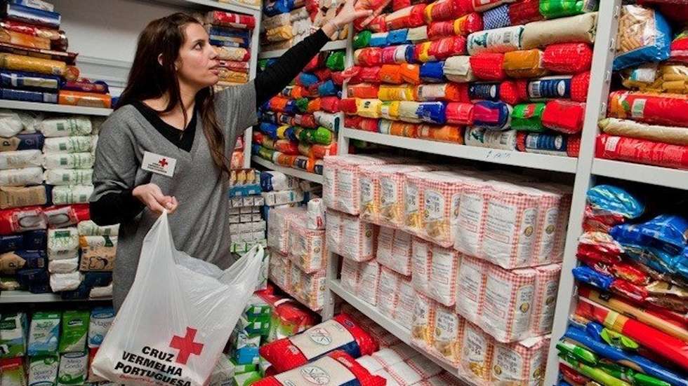 "Estes vales representam produtos essenciais que serão distribuídos pela Cruz Vermelha Portuguesa às famílias apoiadas", referiu a Cruz Vermelha Portuguesa
