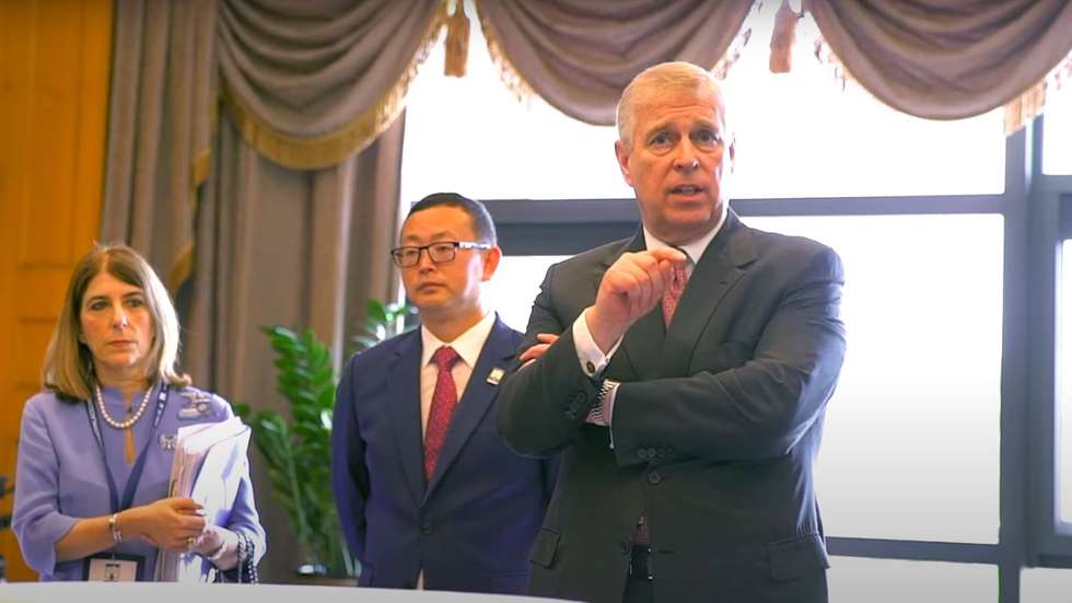 Príncipe André, duque de York, e Yang Tengbo, acusado de espionagem chinesa no Reino Unido, num evento na China em 2019