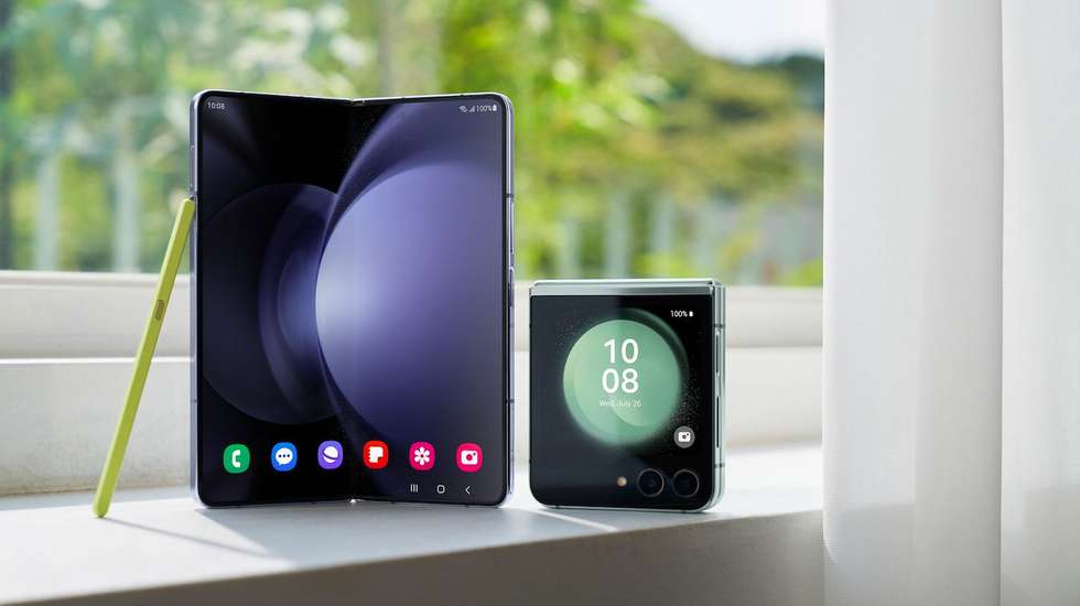 O Samsung Galaxy Z Fold 5 à esquerda e o Flip 5 à direita