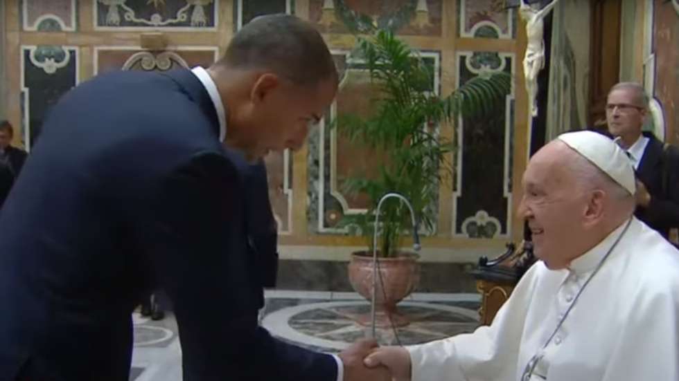 Momento em que Ricardo Araújo Pereira cumprimenta o Papa Francisco