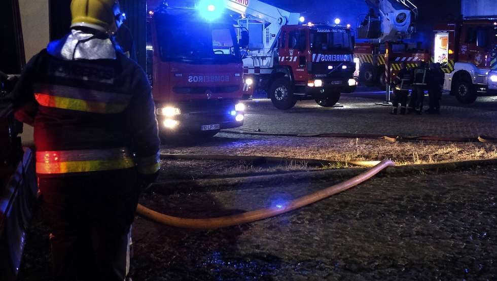 Bombeiros combatem um incêndio na fábrica da Sociedade Portuense de Drogas, em São Cosme, Gondomar, no distrito do Porto, que se iniciou cerca das 17:40 e “já tomou todo o espaço da fábrica”, centrando-se o esforço dos bombeiros em evitar que as chamas “atinjam os silos de combustível”, explicou à Lusa o adjunto do comando dos Bombeiros de Valbom, Manuel Viana, Porto, 29 de abril de 2023. Segundo a página da Proteção Civil, pelas 21:45 estavam no combate às chamas 214 operacionais e 69 viaturas. FERNANDO VELUDO/LUSA