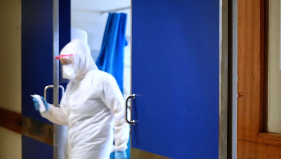 Serviço de cuidados intermédios de doentes com Covid-19 no Centro Hospitalar de Vila Nova de Gaia/Espinho, 20 janeiro 2021. No hospital de Gaia, são 101 os doentes internados em enfermarias e 15 os que estão nos cuidados intensivos, maioritariamente com 60, 70 e 80 anos.  (ACOMPANHA TEXTO DO DIA 21 JANEIRO 2021) ESTELA SILVA / LUSA