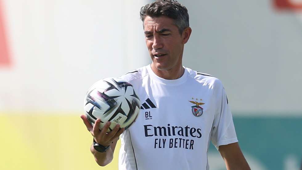 epa12284006 Benfica's head coach Bruno Lage leads a training session at Benfica Campus in Seixal, Setubal, Portugal, 05 August 2025. SL Benfica will face OGC Nice in the UEFA Champions League third qualifying round first leg match on 06 August in Nice.  EPA/MIGUEL A. LOPES