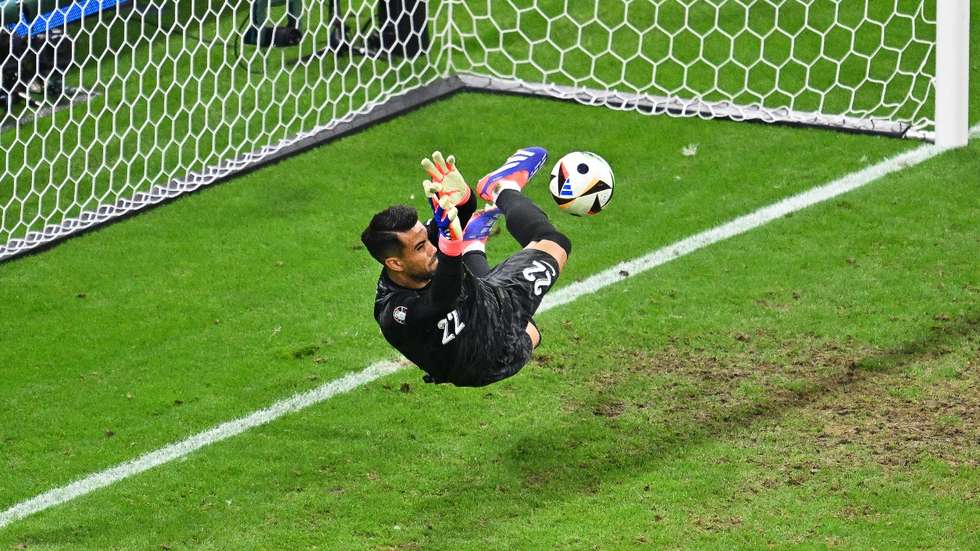 Diogo Costa defendeu as três grandes penalidades tentadas pela Eslovénia e colocou Portugal nos quartos do Europeu