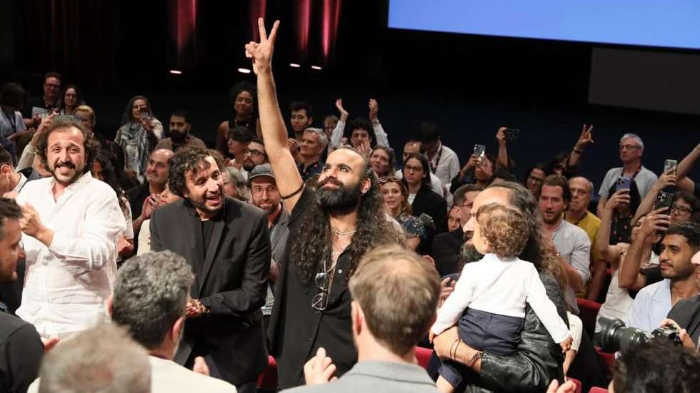 O filme é descrito como uma comédia negra e um filme de ação, sobre corrupção e propaganda