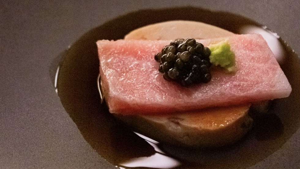 Para provar no YŌSO: fígado de tamboril curado, marinado em sake, cozido a baixa temperatura, excelente textura toque delicado sabor suave e prolongado. Finalizado com Marunaka Shoyu, o-toro, caviar e wasabi fresco.