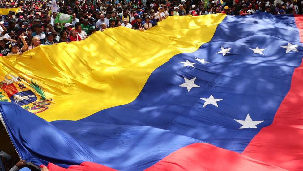 epa12629281 Supporters of Chavismo demonstrate during a march in support of the start of the National Assembly in Caracas, Venezuela, 05 January 2026. The Venezuelan Parliament began the 2026-2031 legislative session, once again controlled by Chavismo and with the return of some opposition figures who had distanced themselves from the country's largest opposition coalition, in a session marked by uncertainty following the capture of President Nicolas Maduro during the military attack launched on 03 January by the United States on several points in Venezuelan territory, including Caracas.  EPA/Ronald Pena R