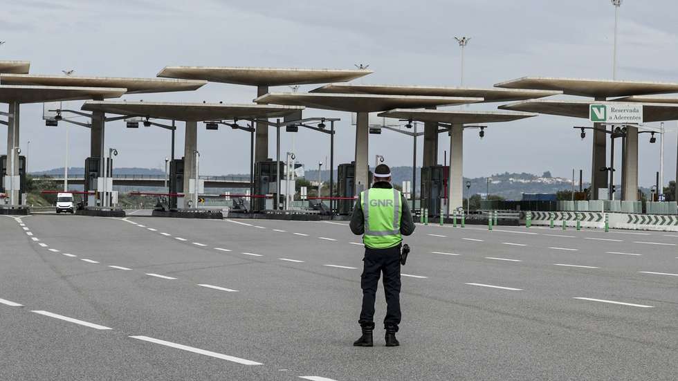 Um elemento da polícia durante uma operação de fiscalização efetuada pela GNR junto às portagens da A2, na entrada do Algarve, para garantir o cumprimento das regras mais apertadas de circulação durante o período da Páscoa e previstas no estado de emergência devido à covid-19, em Albufeira, 09 de abril de 2020. Governo determinou que “os cidadãos não podem circular para fora do concelho de residência habitual no período compreendido entre as 00:00 de hoje e as 24:00 do dia 13 de abril, salvo por questões de saúde ou por outros motivos de urgência imperiosa” e em caso de desempenho das atividades profissionais admitidas. LUÍS FORRA/LUSA