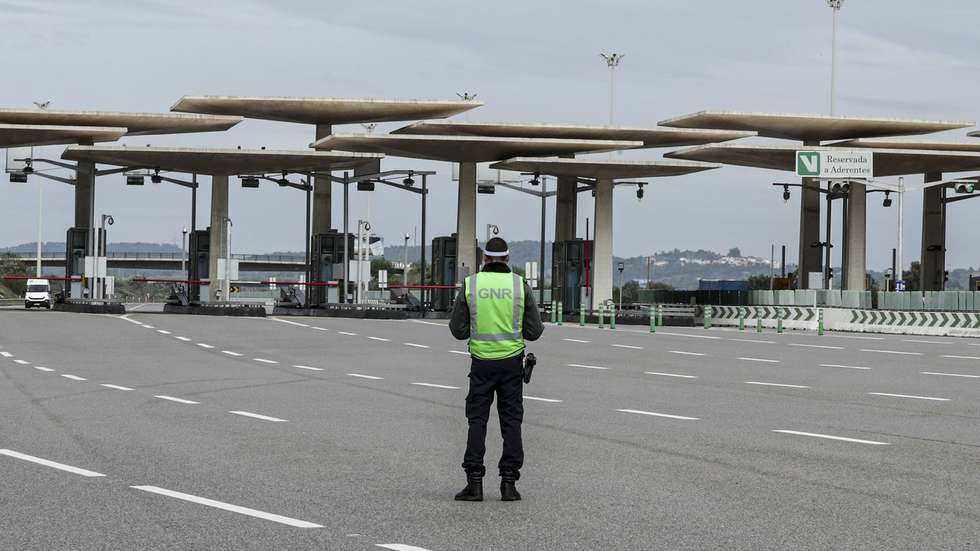 Um elemento da polícia durante uma operação de fiscalização efetuada pela GNR junto às portagens da A2, na entrada do Algarve, para garantir o cumprimento das regras mais apertadas de circulação durante o período da Páscoa e previstas no estado de emergência devido à covid-19, em Albufeira, 09 de abril de 2020. Governo determinou que “os cidadãos não podem circular para fora do concelho de residência habitual no período compreendido entre as 00:00 de hoje e as 24:00 do dia 13 de abril, salvo por questões de saúde ou por outros motivos de urgência imperiosa” e em caso de desempenho das atividades profissionais admitidas. LUÍS FORRA/LUSA