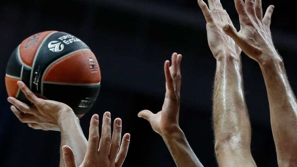 epaselect epa08870798 Players of Khimki and Milan in action during the Euroleague basketball match between Khimki Moscow Region and AX Armani Exchange Olimpia Milan in Moscow, Russia, 08 December 2020.  EPA/YURI KOCHETKOV
