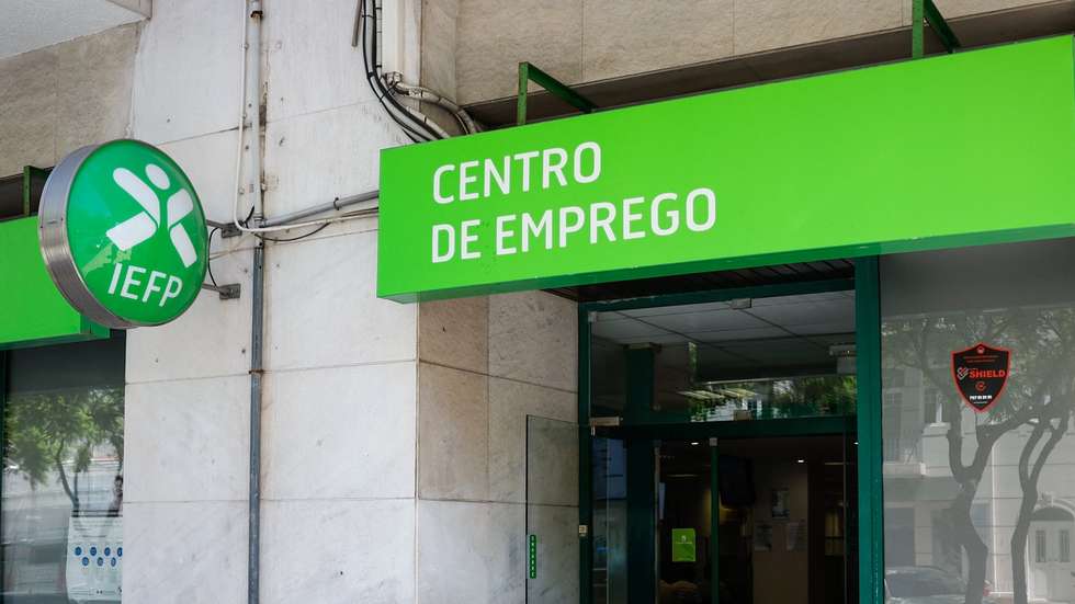 Um homem à entrada para um Centro de Emprego, em Lisboa, 12 de agosto de 2024. IEFP. Trabalho. Emprego. Desemprego. ANTÓNIO PEDRO SANTOS/LUSA