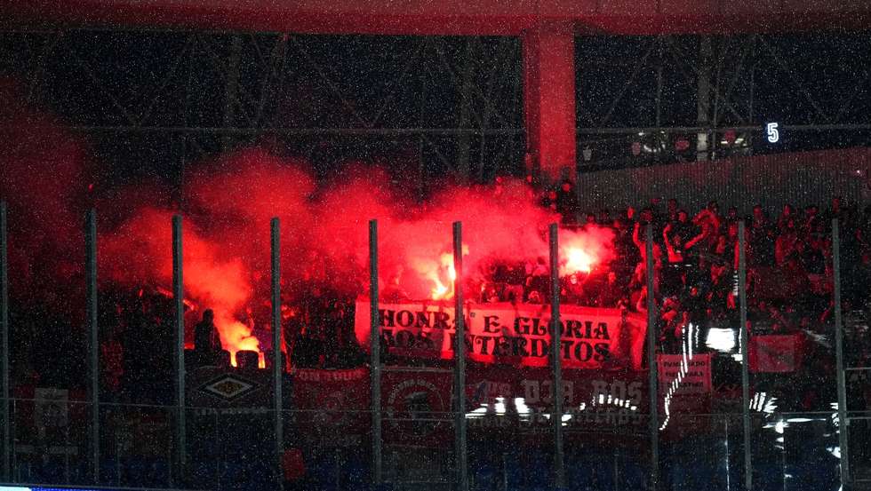 Tochas que saíram da zona dos adeptos do Benfica e por pouco não acertaram em adeptos bascos mereceram grande contestação por parte dos dois clubes