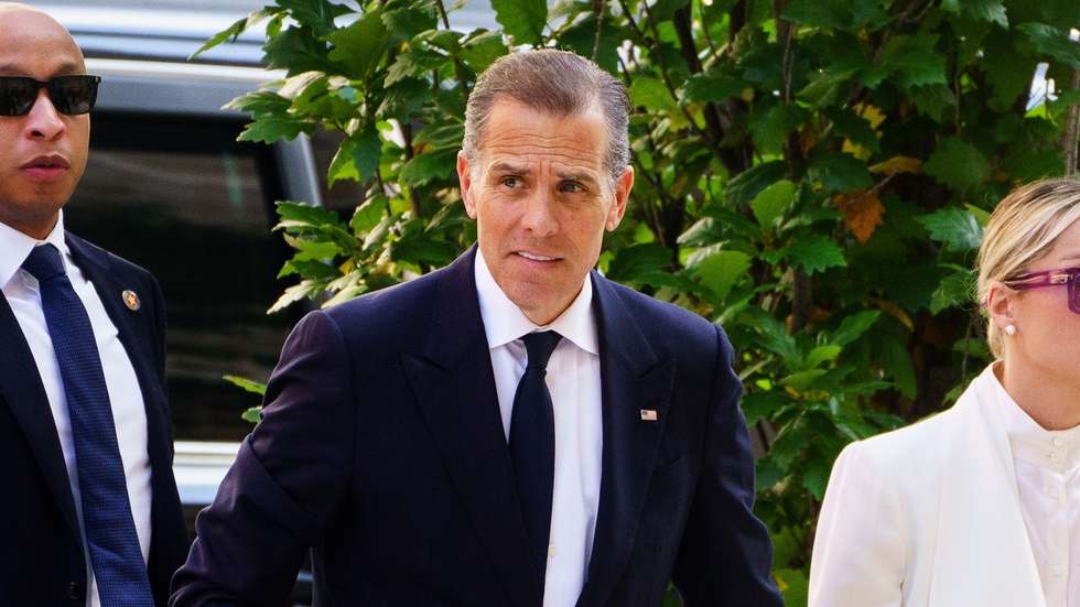 epa11395517 Hunter Biden (C), son of US President Joe Biden, and his wife Melissa Cohen Biden (R) arrive to the US Federal District Court in Wilmington, Delaware, USA, 07 June 2024. Hunter Biden is facing federal criminal charges for allegedly lying on a federal form when purchasing a gun in 2018.  EPA/WILL OLIVER