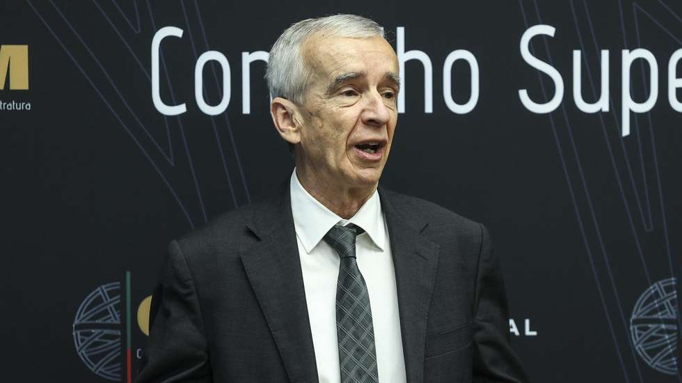 O presidente do Supremo Tribunal de Justiça (STJ) e do Conselho Superior da Magistratura (CSM), juiz conselheiro João Cura Mariano, intervém na conferência de imprensa do CSM para a apresentação o relatório do grupo de trabalho "Megaprocessos e processo penal: carta para a celeridade e melhor justiça", em Lisboa, 18 de fevereiro de 2025. MIGUEL A. LOPES/LUSA