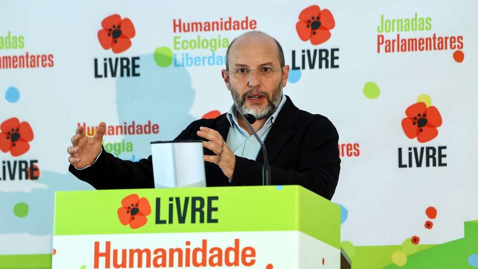 O porta-voz do Livre, Rui Tavares, discursa durante a sessão de encerramento das primeiras jornadas parlamentares da história do partido, Elvas, 08 de outubro de 2024. NUNO VEIGA/LUSA