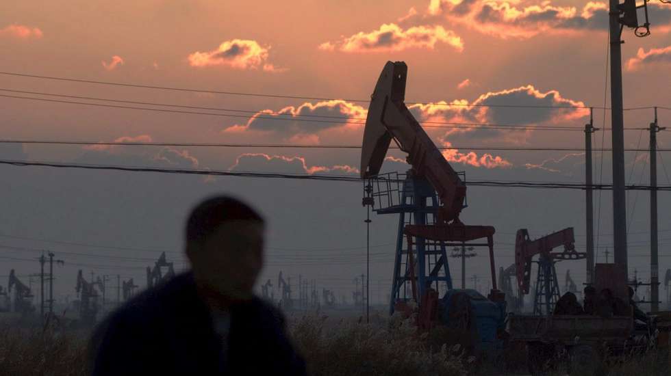 epa01212636 A filer dated 09 November 2007 shows An oil worker arrive on bicycle to start his working day at Gudong oil field which is a part of China's Shengli oil field. US Crude oil traded at a record 100 dollars a baril on The New York Mercantile Exchange, 02 January 2008. Concerns over the violence in Algeria and Nigeria, the cold weather and the weakness of the dollar contributed to the price rise.  EPA/WU HONG