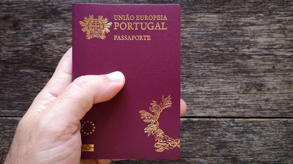 Na operação foram apreendidos documentos falsos, como passaportes, cartas de condução, títulos de residência, cartões de cidadão e cartões de crédito