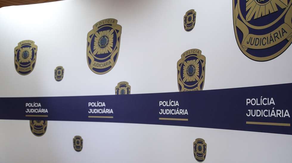 A Polícia Judiciária (PJ) apreendeu na terça-feira 14.260 quilos de heroína na Madeira, “a maior apreensão deste ano” em todo o país realizada por esta força policial, foi hoje anunciado, Funchal, Madeira, 23 de outubro de 2024. Em comunicado, a PJ informa que a apreensão aconteceu no Funchal, numa operação que resultou na detenção, em flagrante delito, de um homem com 28 anos, “por fortes indícios da prática do crime de tráfico de estupefacientes”. HOMEM DE GOUVEIA/LUSA