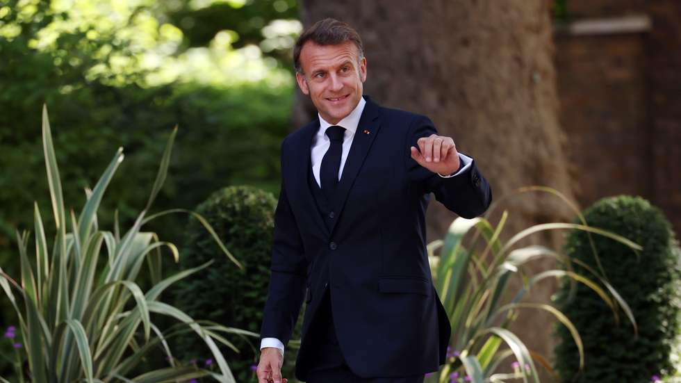 epa12228644 French President Emmanuel Macron arrives at 10 Downing Street ahead of the UK-France Summit in London, Britain, 10 July 2025. President Macron and his wife Brigitte are on a three-day state visit to Britain.  EPA/ANDY RAIN / POOL