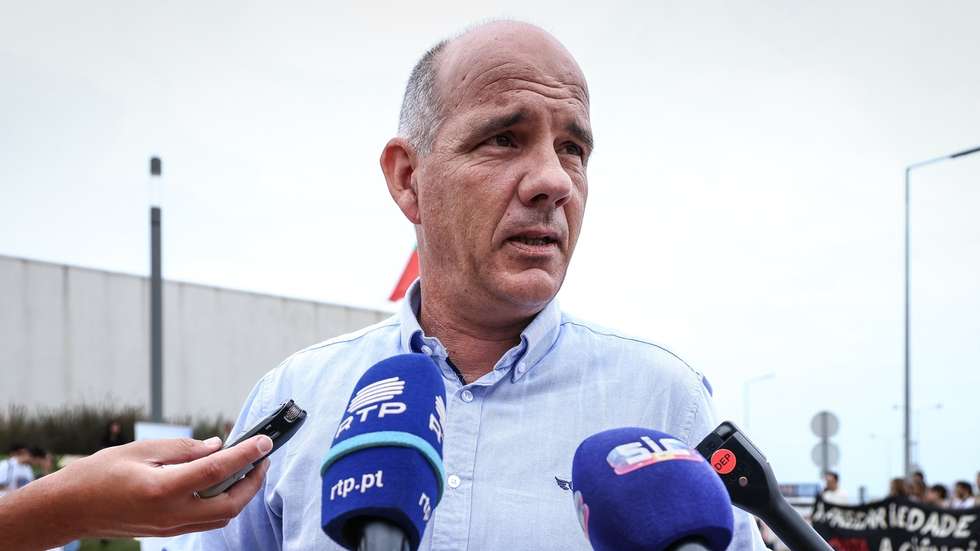 O secretário-geral do Partido Comunista Português (PCP), Paulo Raimundo, em declarações à comunicação social, durante uma concentração de trabalhadores científicos em defesa da ciência pública e pelo fim da precariedade na ciência, em Cascais, 09 de julho de 2025. RODRIGO ANTUNES/LUSA